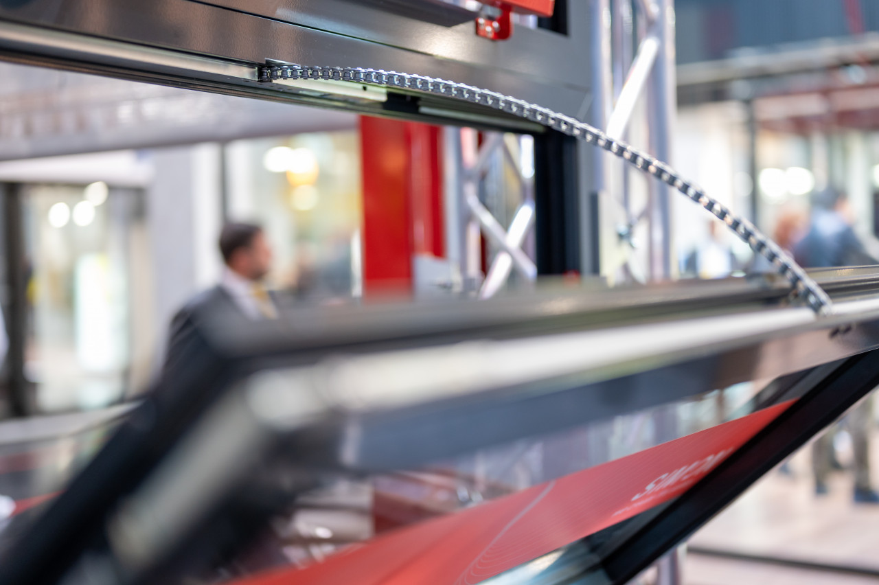 Chain actuator PA-KI-20 integrated into the window profile