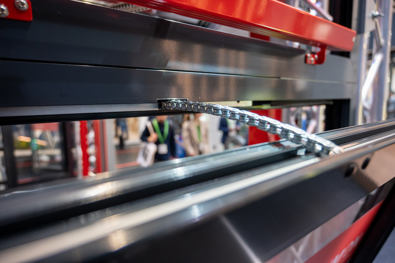 Chain actuator PA-KI-20 integrated into the window profile