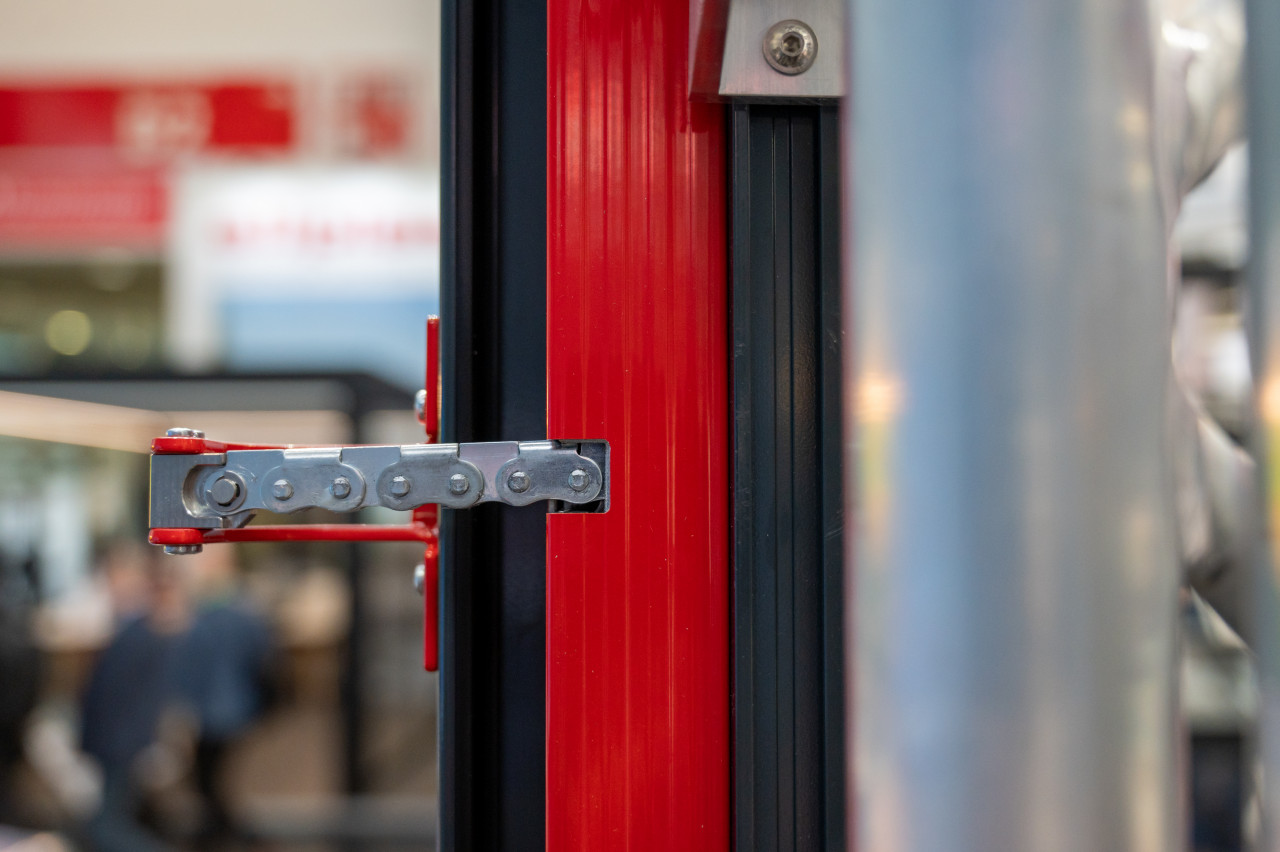 Chain actuator PA-K(I)-20 on a side-hung window.