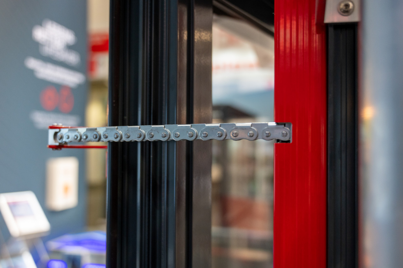Chain actuator PA-K(I)-20 on a side-hung window.